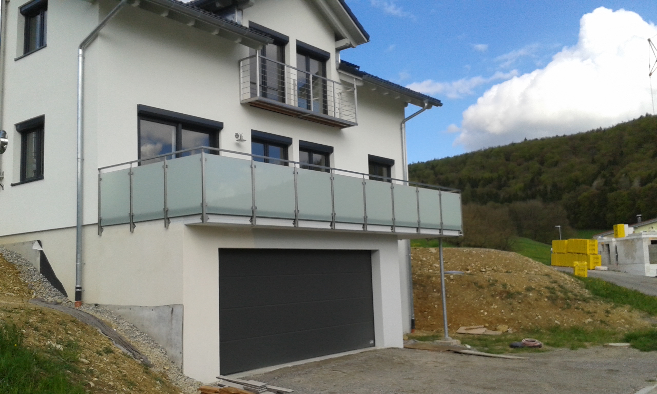Elegantes Edelstahlgel&auml;nder mit matten Milchglas-Elementen