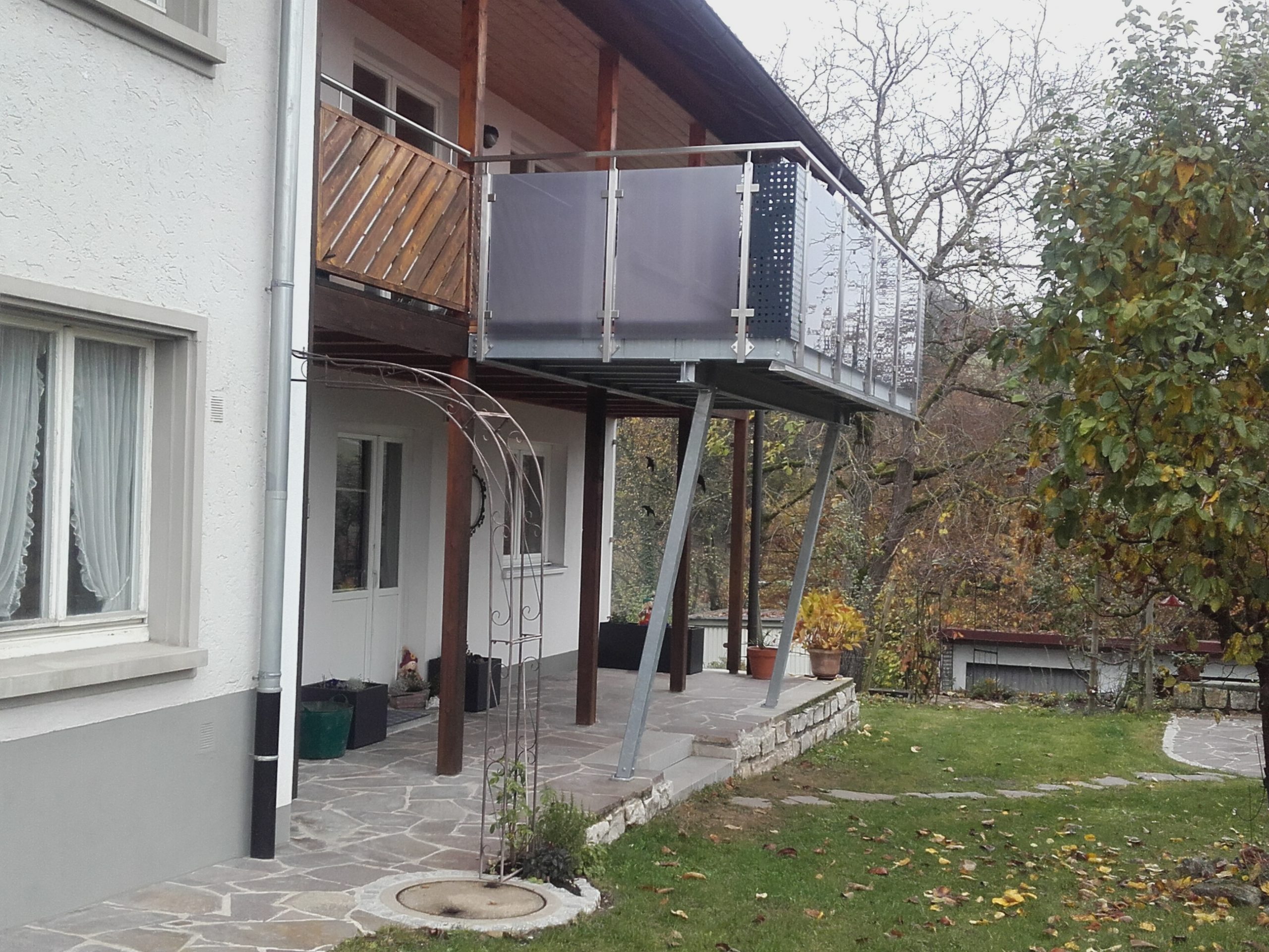Modernes Edelstahlgel&auml;nder mit get&ouml;nten Glaselementen