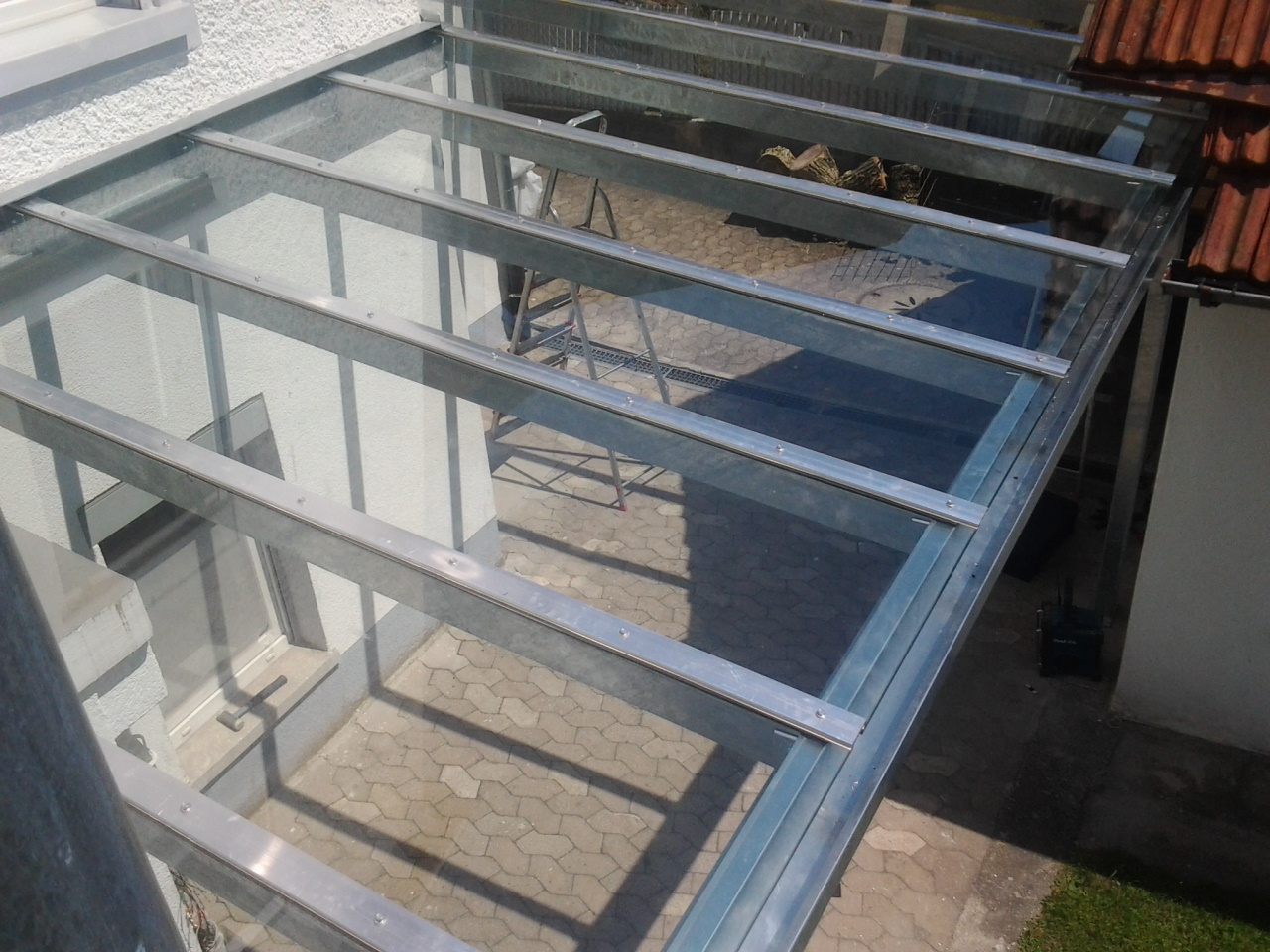 Best&auml;ndige &Uuml;berdachung aus verzinktem Stahl und Glas