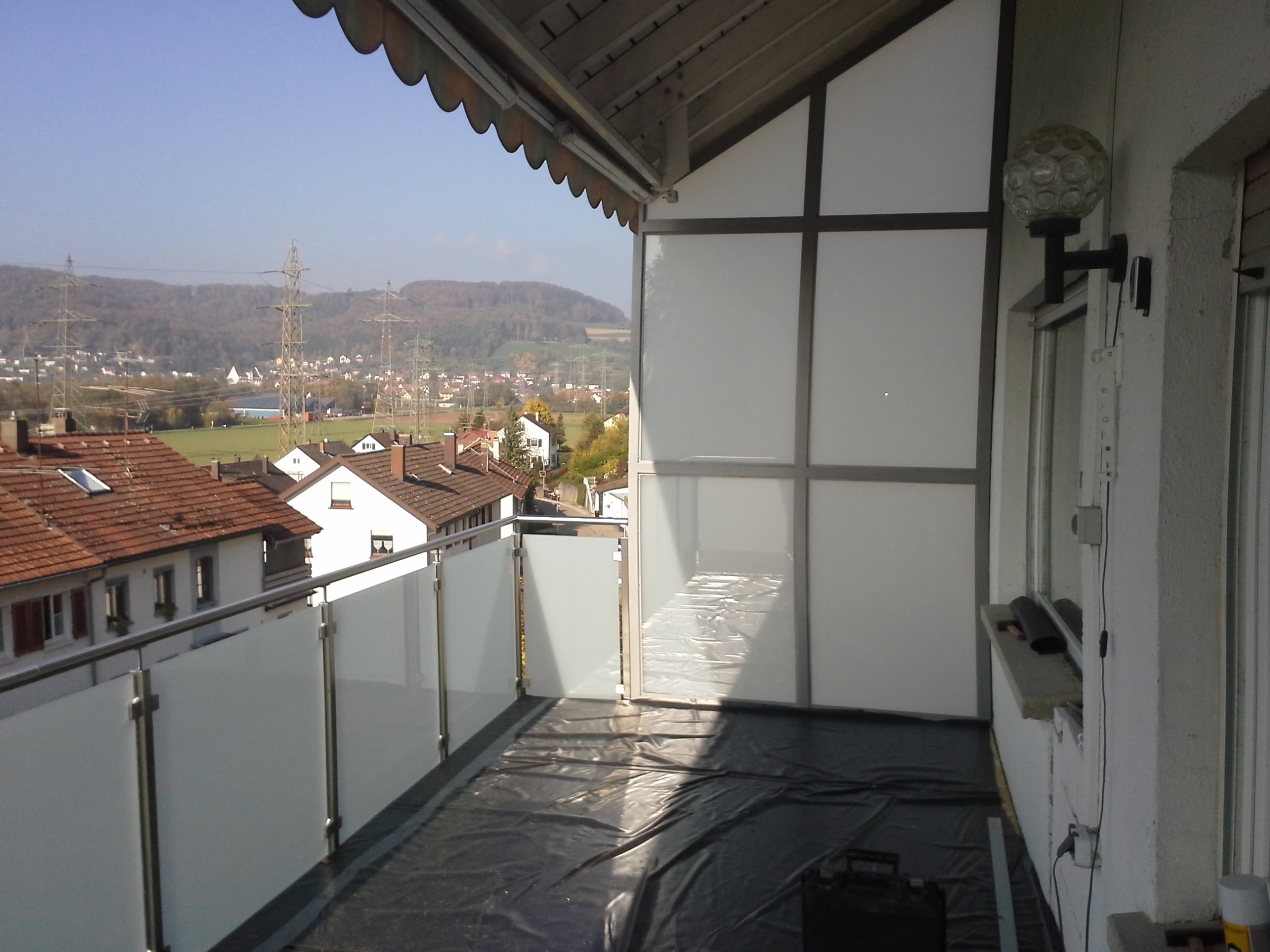 Best&auml;ndiger Windfang aus Stahl und Milchglas