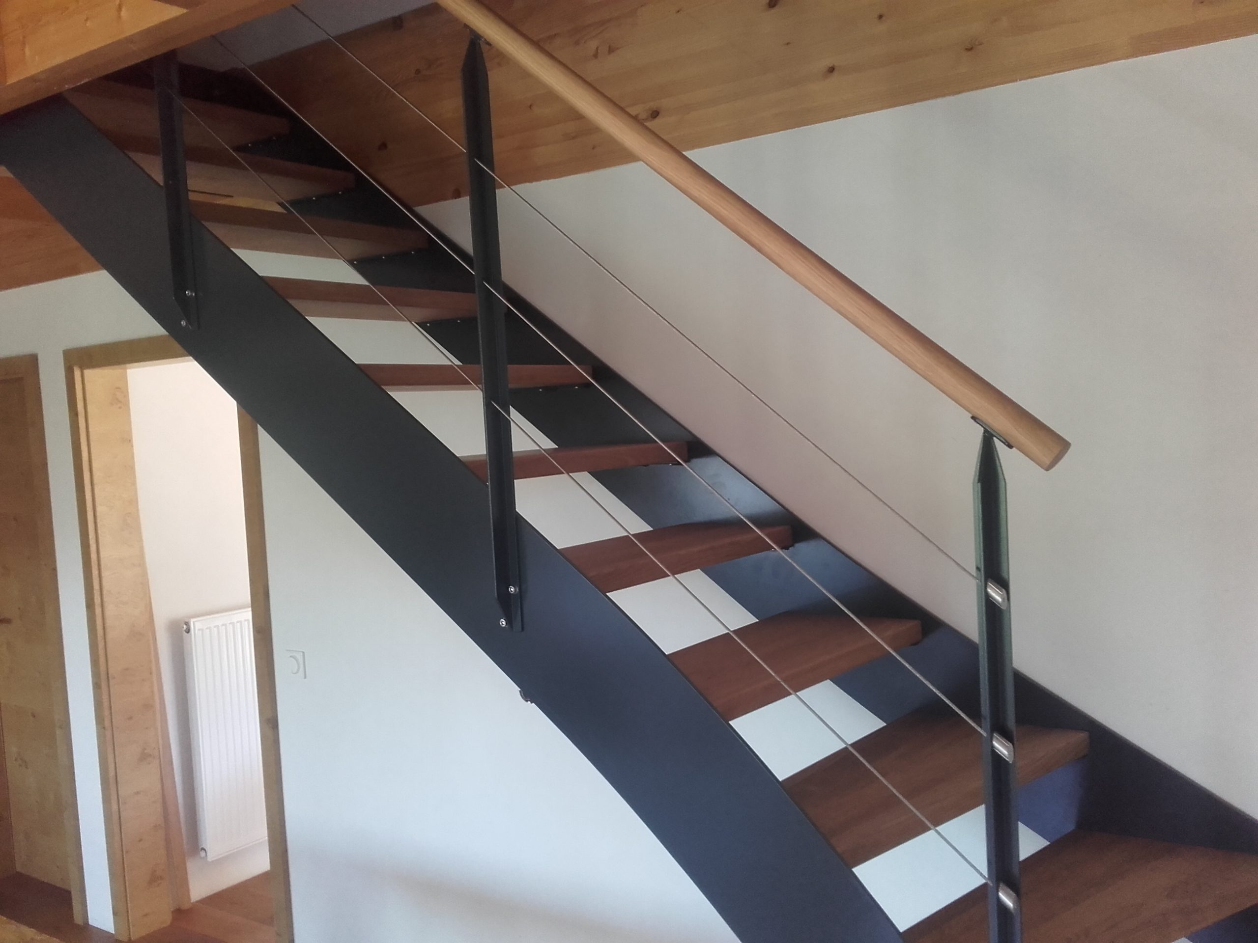 Moderne Stahltreppe mit filigranen Holz-Elementen