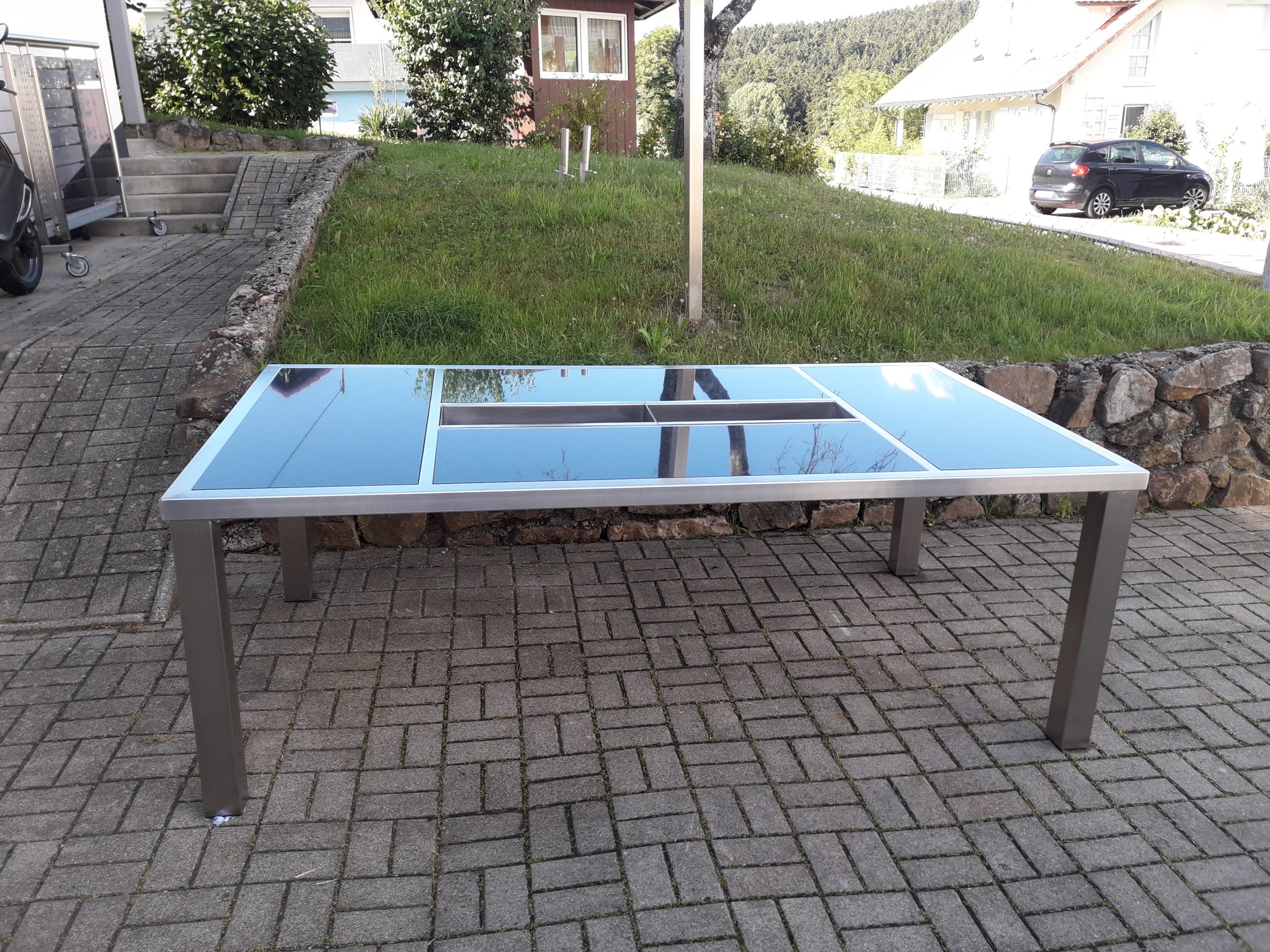 Exklusiver Edelstahltisch mit eleganten Glaselementen
